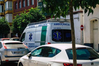 Sevilla İspanya 21 Ağustos 2021 Seville sokaklarında Coronavirus salgını sırasında İspanya 'yı vuran ambulans