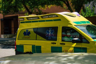 Sevilla İspanya 21 Ağustos 2021 Seville sokaklarında Coronavirus salgını sırasında İspanya 'yı vuran ambulans