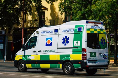 Sevilla İspanya 21 Ağustos 2021 Seville sokaklarında Coronavirus salgını sırasında İspanya 'yı vuran ambulans