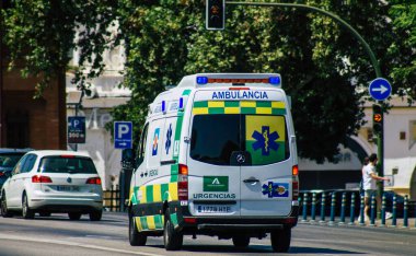 Sevilla İspanya 21 Ağustos 2021 Seville sokaklarında Coronavirus salgını sırasında İspanya 'yı vuran ambulans