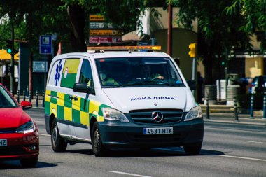 Sevilla İspanya 21 Ağustos 2021 Seville sokaklarında Coronavirus salgını sırasında İspanya 'yı vuran ambulans