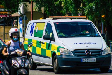 Sevilla İspanya 21 Ağustos 2021 Seville sokaklarında Coronavirus salgını sırasında İspanya 'yı vuran ambulans