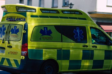 Sevilla İspanya 21 Ağustos 2021 Seville sokaklarında Coronavirus salgını sırasında İspanya 'yı vuran ambulans