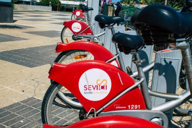 Sevilla İspanya 21 Ağustos 2021 Kısa süreler için kiralanabilir bisikletler, genellikle sokakta birkaç saat için ve Seville toplu taşıma sisteminin bir parçası için