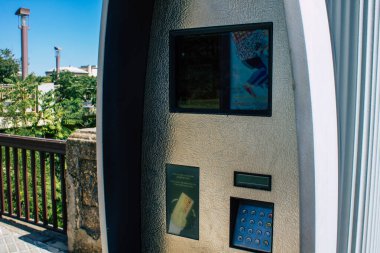 Sevilla İspanya 21 Ağustos 2021 Kısa süreler için kiralanabilir bisikletler, genellikle sokakta birkaç saat için ve Seville toplu taşıma sisteminin bir parçası için