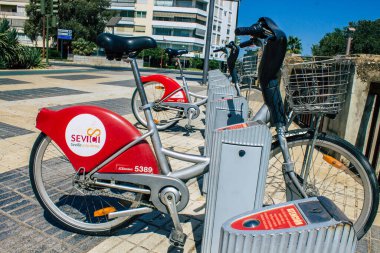 Sevilla İspanya 21 Ağustos 2021 Kısa süreler için kiralanabilir bisikletler, genellikle sokakta birkaç saat için ve Seville toplu taşıma sisteminin bir parçası için