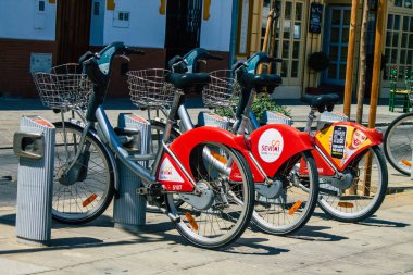 Sevilla İspanya 21 Ağustos 2021 Kısa süreler için kiralanabilir bisikletler, genellikle sokakta birkaç saat için ve Seville toplu taşıma sisteminin bir parçası için