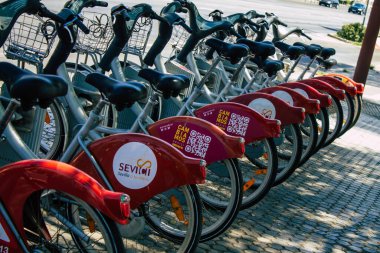 Sevilla İspanya 21 Ağustos 2021 Kısa süreler için kiralanabilir bisikletler, genellikle sokakta birkaç saat için ve Seville toplu taşıma sisteminin bir parçası için