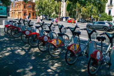 Sevilla İspanya 21 Ağustos 2021 Kısa süreler için kiralanabilir bisikletler, genellikle sokakta birkaç saat için ve Seville toplu taşıma sisteminin bir parçası için
