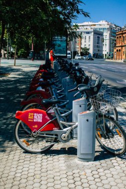 Sevilla İspanya 21 Ağustos 2021 Kısa süreler için kiralanabilir bisikletler, genellikle sokakta birkaç saat için ve Seville toplu taşıma sisteminin bir parçası için