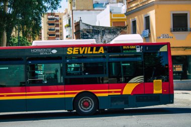 Sevilla İspanya 21 Ağustos 2021 Sevilla otobüsü Coronavirus salgını sırasında İspanya 'yı vurdu.