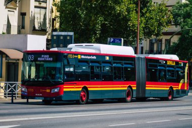Sevilla İspanya 21 Ağustos 2021 Sevilla otobüsü Coronavirus salgını sırasında İspanya 'yı vurdu.