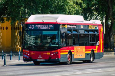 Sevilla İspanya 21 Ağustos 2021 Sevilla otobüsü Coronavirus salgını sırasında İspanya 'yı vurdu.
