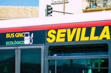 Sevilla İspanya 21 Ağustos 2021 Sevilla otobüsü Coronavirus salgını sırasında İspanya 'yı vurdu.