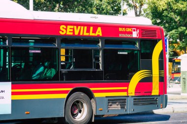 Sevilla İspanya 21 Ağustos 2021 Sevilla otobüsü Coronavirus salgını sırasında İspanya 'yı vurdu.