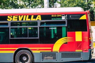 Sevilla İspanya 21 Ağustos 2021 Sevilla otobüsü Coronavirus salgını sırasında İspanya 'yı vurdu.