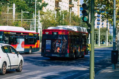 Sevilla İspanya 21 Ağustos 2021 Sevilla otobüsü Coronavirus salgını sırasında İspanya 'yı vurdu.
