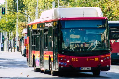 Sevilla İspanya 21 Ağustos 2021 Sevilla otobüsü Coronavirus salgını sırasında İspanya 'yı vurdu.