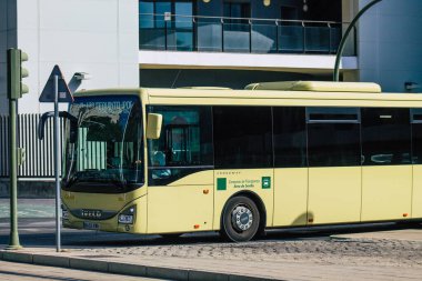 Sevilla İspanya 21 Ağustos 2021 Sevilla otobüsü Coronavirus salgını sırasında İspanya 'yı vurdu.