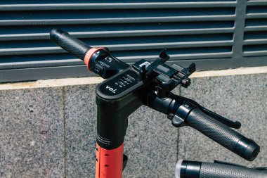 Seville İspanya 21 Ağustos 2021 Sevilla caddelerinde park etmiş küçük bir iç yanmalı motorlar ve merkezde bir güverte ile çalışan elektrikli scooter.