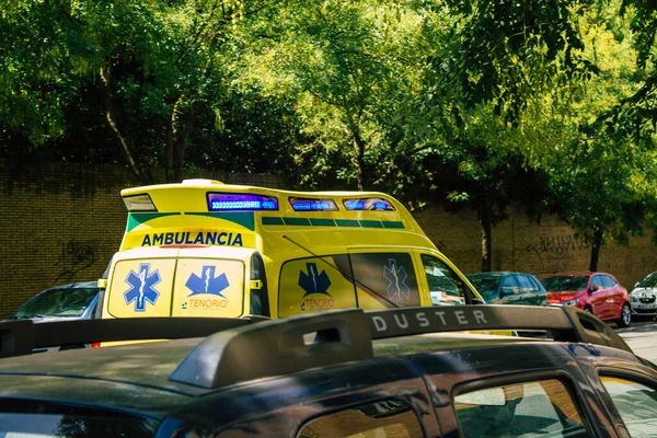 2021年8月21日西班牙塞维利亚的救护车在西班牙爆发禽流感期间驶过塞维利亚的街道 — 图库照片
