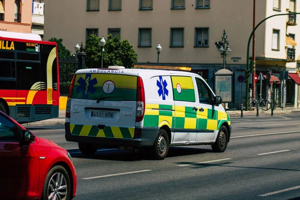 Sevilha Espanha Agosto 2021 Ambulância Dirigindo Pelas Ruas Sevilha Durante — Fotografia de Stock