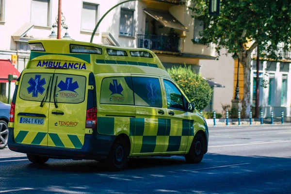 セビリアスペイン2021年8月21日スペインを襲ったコロナウイルス発生の間 セビリアの通りを通って救急車が運転する — ストック写真