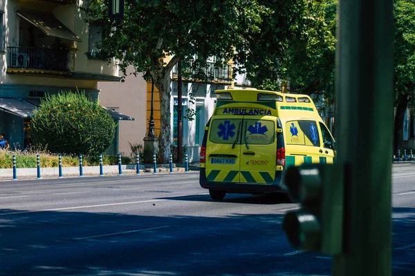 Sevilla Spanje Augustus 2021 Ambulance Rijdt Door Straten Van Sevilla — Stockfoto