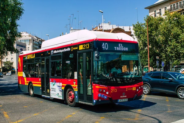 2021年8月21日西班牙塞维利亚大爆发期间 公共汽车驶过塞维利亚街道 撞击西班牙 — 图库照片