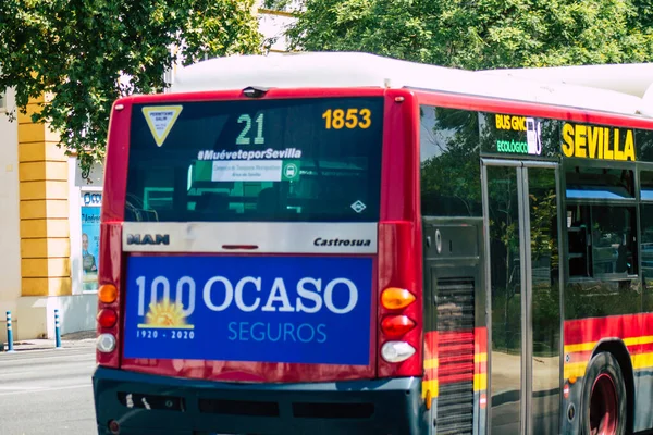 Siviglia Spagna Agosto 2021 Autobus Che Attraversa Strade Siviglia Durante — Foto Stock