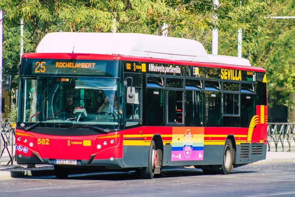 セビリアスペイン2021年8月21日スペインを襲ったコロナウイルスの発生の間 セビリアの通りを通ってバスが運転する — ストック写真