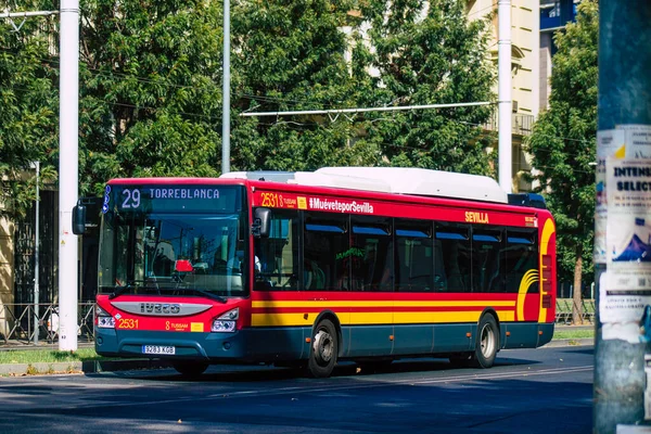 2021年8月21日西班牙塞维利亚大爆发期间 公共汽车驶过塞维利亚街道 撞击西班牙 — 图库照片