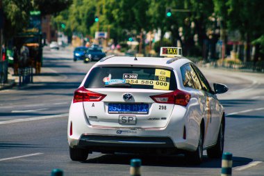Sevilla İspanya 21 Ağustos 2021 Sevilla caddelerinde Coronavirus salgını sırasında İspanya 'ya maske takarak gitmek zorunludur.