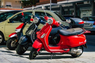 Seville İspanya 21 Ağustos 2021 'de, İspanya' nın güneyindeki Endülüs Bölgesi 'nin başkenti ve sembolik bir şehir olan Sevilla caddelerine park etti.