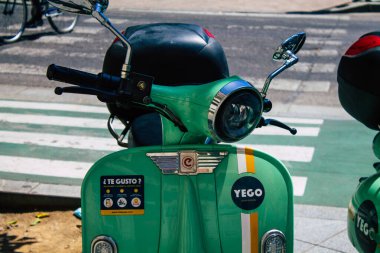 Seville İspanya 21 Ağustos 2021 'de, İspanya' nın güneyindeki Endülüs Bölgesi 'nin başkenti ve sembolik bir şehir olan Sevilla caddelerine park etti.