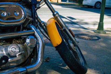 Seville İspanya 21 Ağustos 2021 Harley Davidson 883 motosiklet Sevilla caddelerine park edilmiştir. Bu sembolik bir şehir ve Endülüs bölgesinin başkentidir.