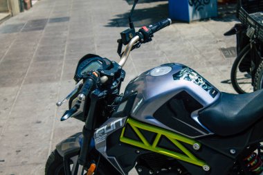 21 Ağustos 2021 'de Sevilla İspanya, İspanya' nın güneyinde, sembolik bir şehir ve Endülüs Bölgesi 'nin başkenti olan Sevilla caddelerine park etti.