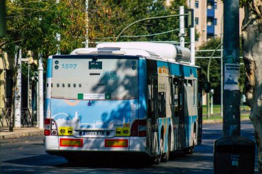 Seville İspanya 21 Ağustos 2021 Sevilla Havaalanı otobüsü Coronavirus salgını sırasında İspanya 'ya doğru yol alırken maske takmak zorunludur.