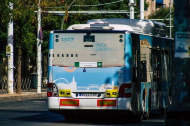 Seville İspanya 21 Ağustos 2021 Sevilla Havaalanı otobüsü Coronavirus salgını sırasında İspanya 'ya doğru yol alırken maske takmak zorunludur.