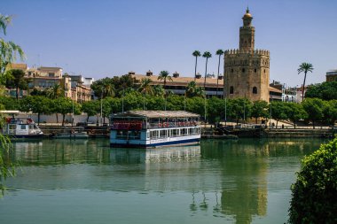 Seville İspanya 21 Ağustos 2021 Guadalquivir Nehri üzerindeki turist tekneleri Sevilla 'yı geçer, sembolik bir şehir ve Endülüs bölgesinin başkentidir.