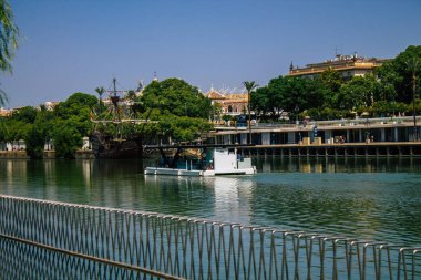 Seville İspanya 21 Ağustos 2021 Guadalquivir Nehri üzerindeki turist tekneleri Sevilla 'yı geçer, sembolik bir şehir ve Endülüs bölgesinin başkentidir.