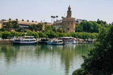 Seville İspanya 21 Ağustos 2021 Guadalquivir Nehri üzerindeki turist tekneleri Sevilla 'yı geçer, sembolik bir şehir ve Endülüs bölgesinin başkentidir.