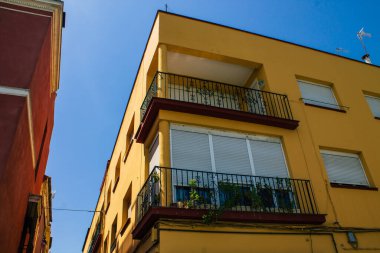 Seville İspanya 21 Ağustos 2021 Seville 'deki Triana Mahallesi' nde bulunan bina, İspanya 'nın güneyindeki Endülüs Bölgesi' nin sembolik şehri ve başkenti.