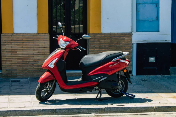 2021年8月21日 西班牙塞维利亚市 西班牙南部安达卢西亚地区的首府 停放在塞维利亚街头的摩托车手 — 图库照片