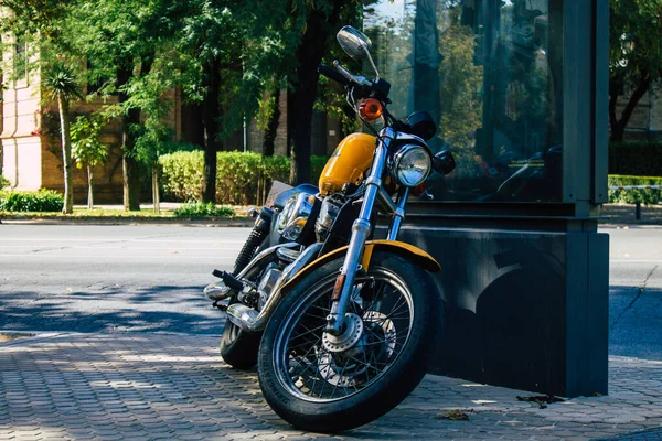 Σεβίλλη Ισπανία Αυγούστου 2021 Harley Davidson 883 Μοτοσικλέτα Σταθμευμένο Στους — Φωτογραφία Αρχείου