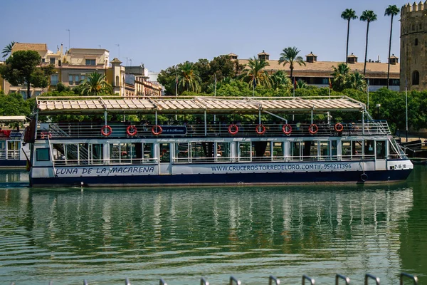 Sevilla Spanien Augusti 2021 Turistbåtar Guadalquivirfloden Som Korsar Sevilla Symbolisk — Stockfoto