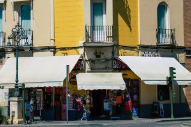 Seville İspanya 21 Ağustos 2021 İspanya 'nın güneyinde, sembolik şehir ve Endülüs Bölgesi' nin başkenti Sevilla şehrinde yer alan bina.