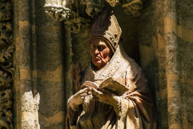 Seville İspanya 21 Ağustos 2021 'de Sevilla' daki Saint Metropolitan ve Patriklik Katedrali 'nin ön cephesinde dünyanın en büyük Gotik katedrali bulunmaktadır.