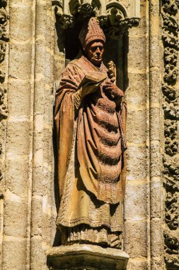 Seville İspanya 21 Ağustos 2021 'de Sevilla' daki Saint Metropolitan ve Patriklik Katedrali 'nin ön cephesinde dünyanın en büyük Gotik katedrali bulunmaktadır.