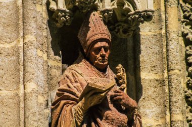 Seville İspanya 21 Ağustos 2021 'de Sevilla' daki Saint Metropolitan ve Patriklik Katedrali 'nin ön cephesinde dünyanın en büyük Gotik katedrali bulunmaktadır.